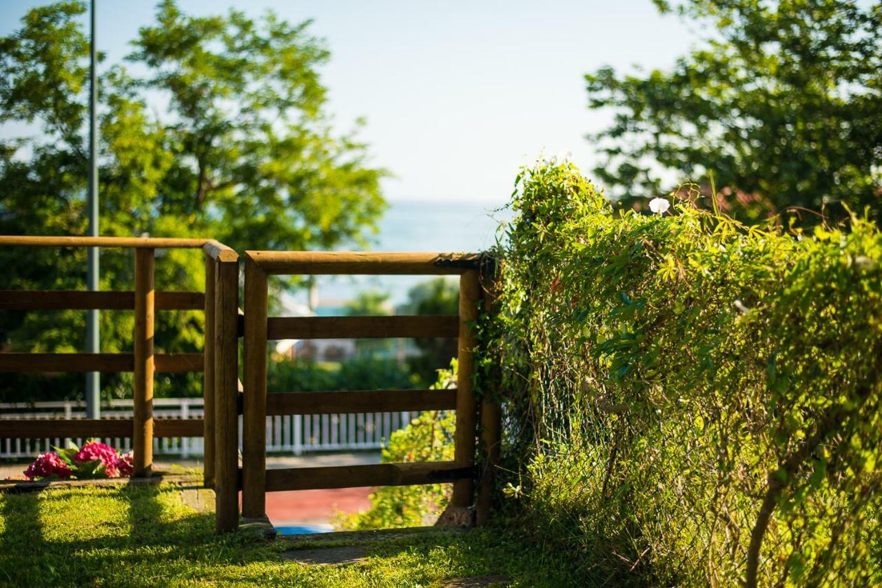 Casa De Las Flores - Apartamento Con Jardin Privado Frente A La Playa De Comillas Eksteriør billede